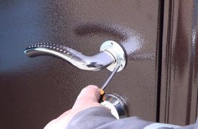 Замена дверной ручки металлической двери в Долгопрудном