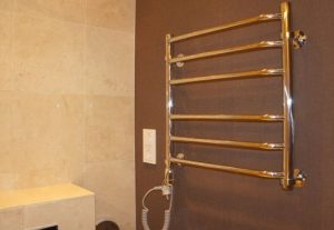 Установка электрического полотенцесушителя в ванной в Долгопрудном